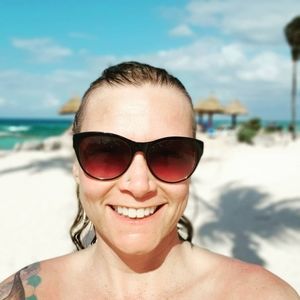 Meet your Posher, Dee